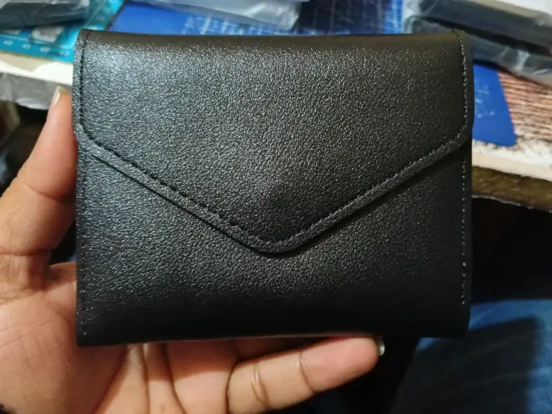 Billetera de cuero sintético negra y roja compacta - 2