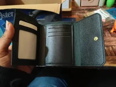 Billetera de cuero sintético negra y roja compacta - miniatura 3