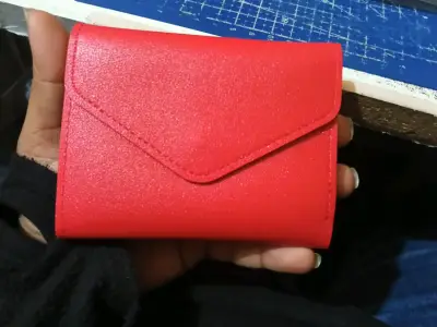 Billetera de cuero sintético negra y roja compacta - miniatura 5
