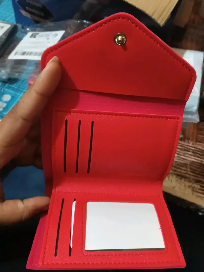 Billetera de cuero sintético negra y roja compacta - 6