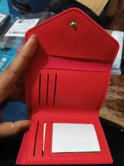Billetera de cuero sintético negra y roja compacta - miniatura 6