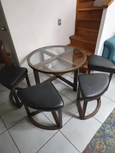 Mesa de centro con sillas negras - miniatura 2