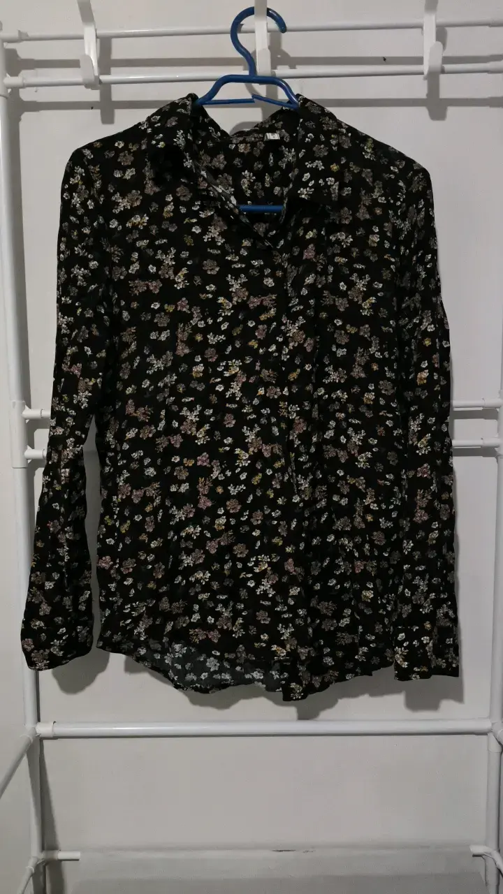 Blusa floral negra de manga larga - 1
