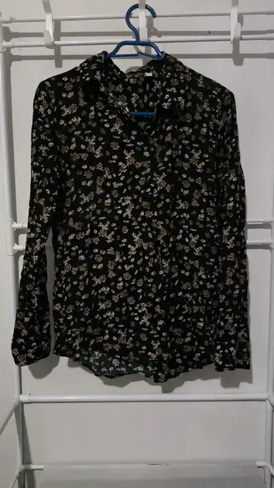 Blusa floral negra de manga larga - miniatura 1