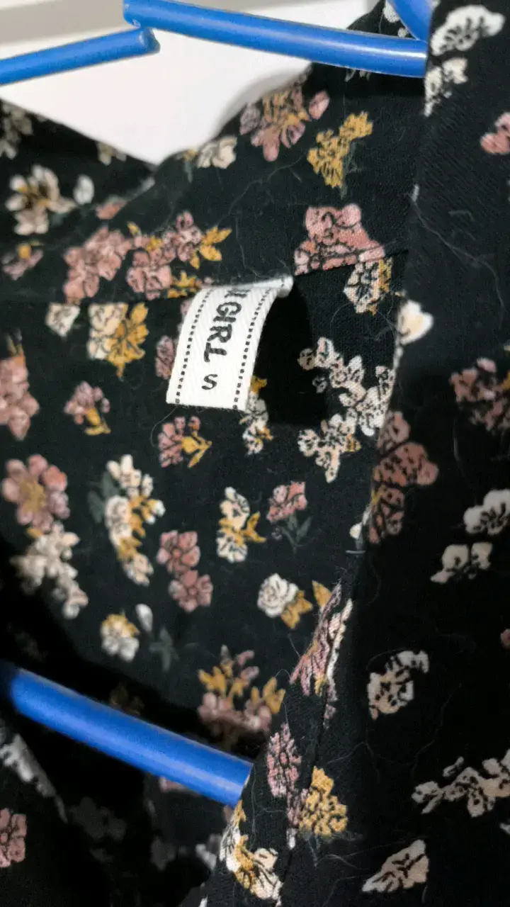 Blusa floral negra de manga larga - 2