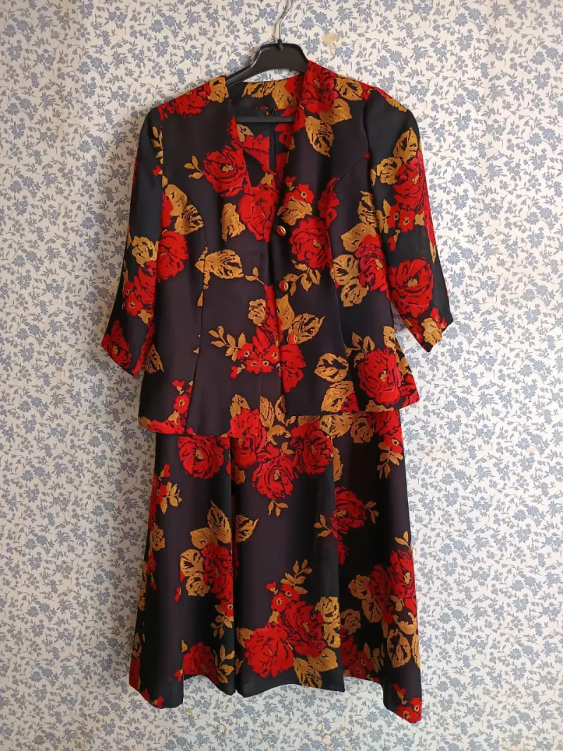 Conjunto de Vestido y Chaqueta con Estampado Floral - 1