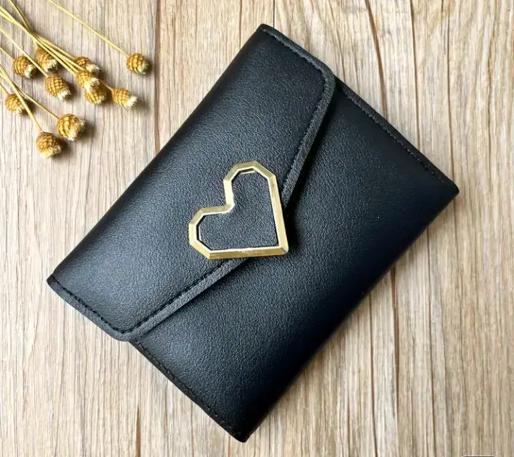 Billetera Negra con Detalle de Corazón
