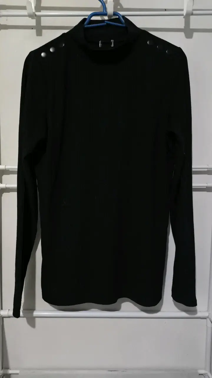 Polera negra de manga larga con botones decorativos - 1