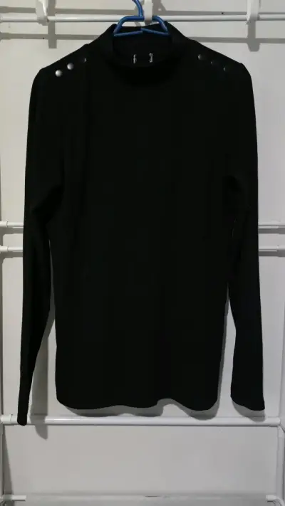 Polera negra de manga larga con botones decorativos - miniatura 1