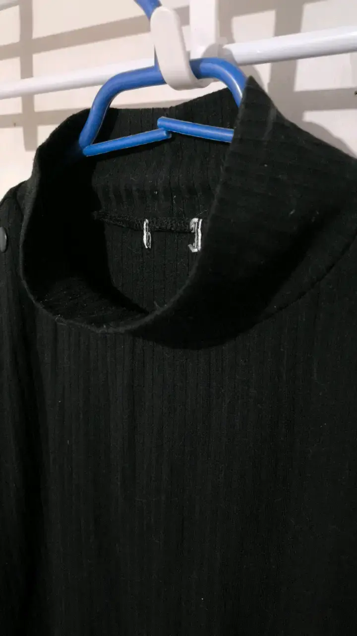Polera negra de manga larga con botones decorativos - 2