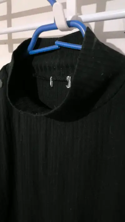Polera negra de manga larga con botones decorativos - miniatura 2