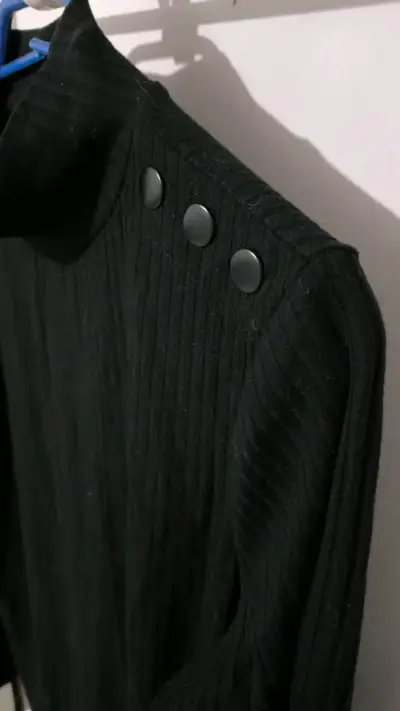 Polera negra de manga larga con botones decorativos - miniatura 3