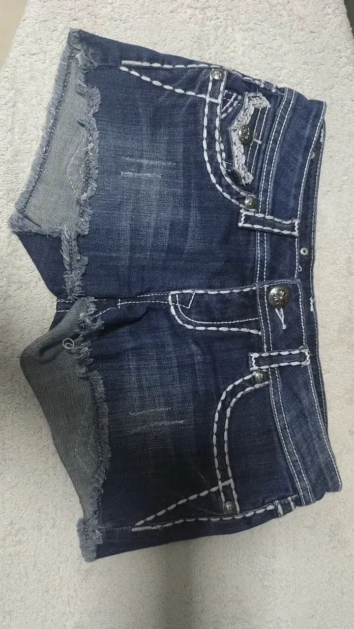 Shorts de mezclilla con diseño bordado - 1