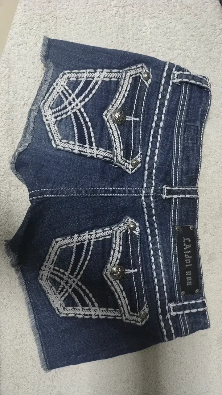 Shorts de mezclilla con diseño bordado - 2