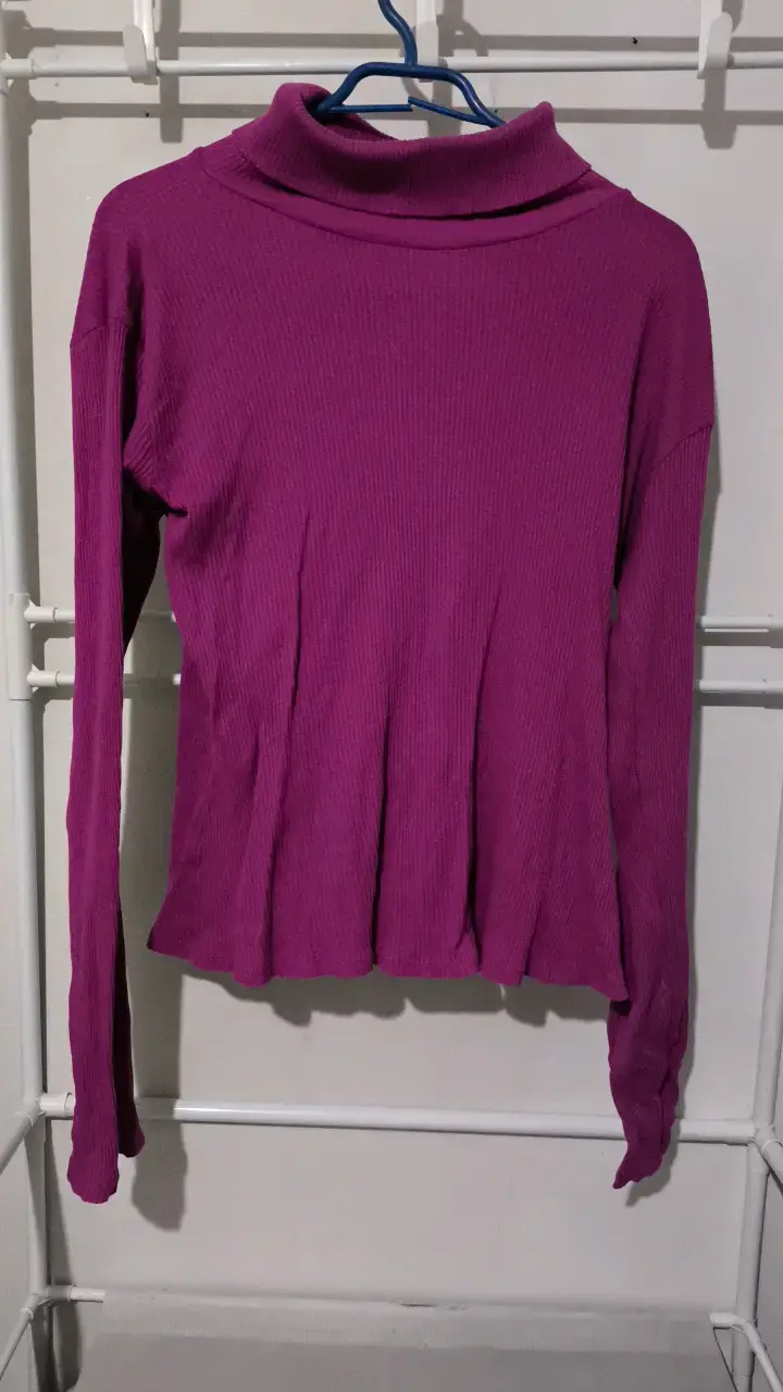 Suéter morado de cuello alto para mujer - 1