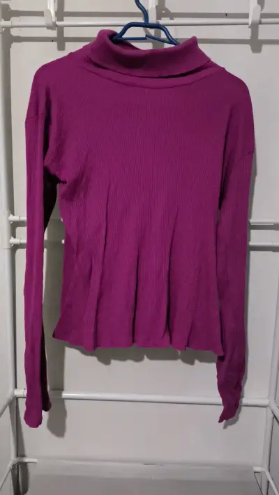 Suéter morado de cuello alto para mujer - miniatura 1