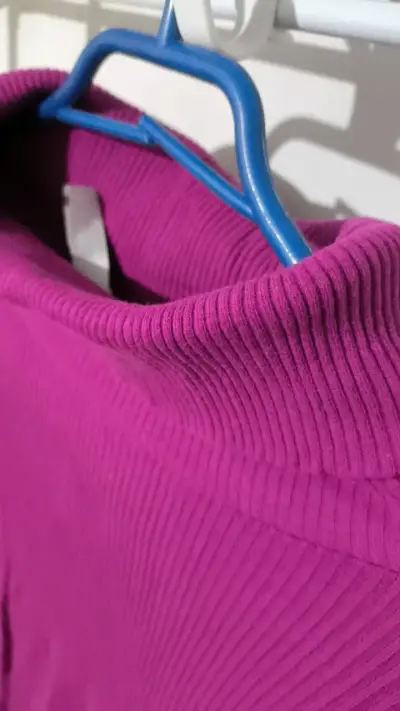 Suéter morado de cuello alto para mujer - miniatura 2