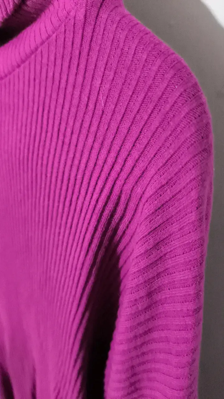 Suéter morado de cuello alto para mujer - 3