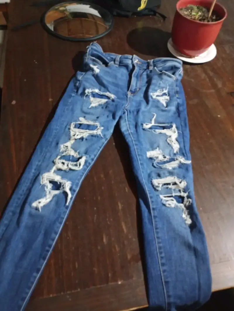 Jeans rasgados de mezclilla azul para mujer