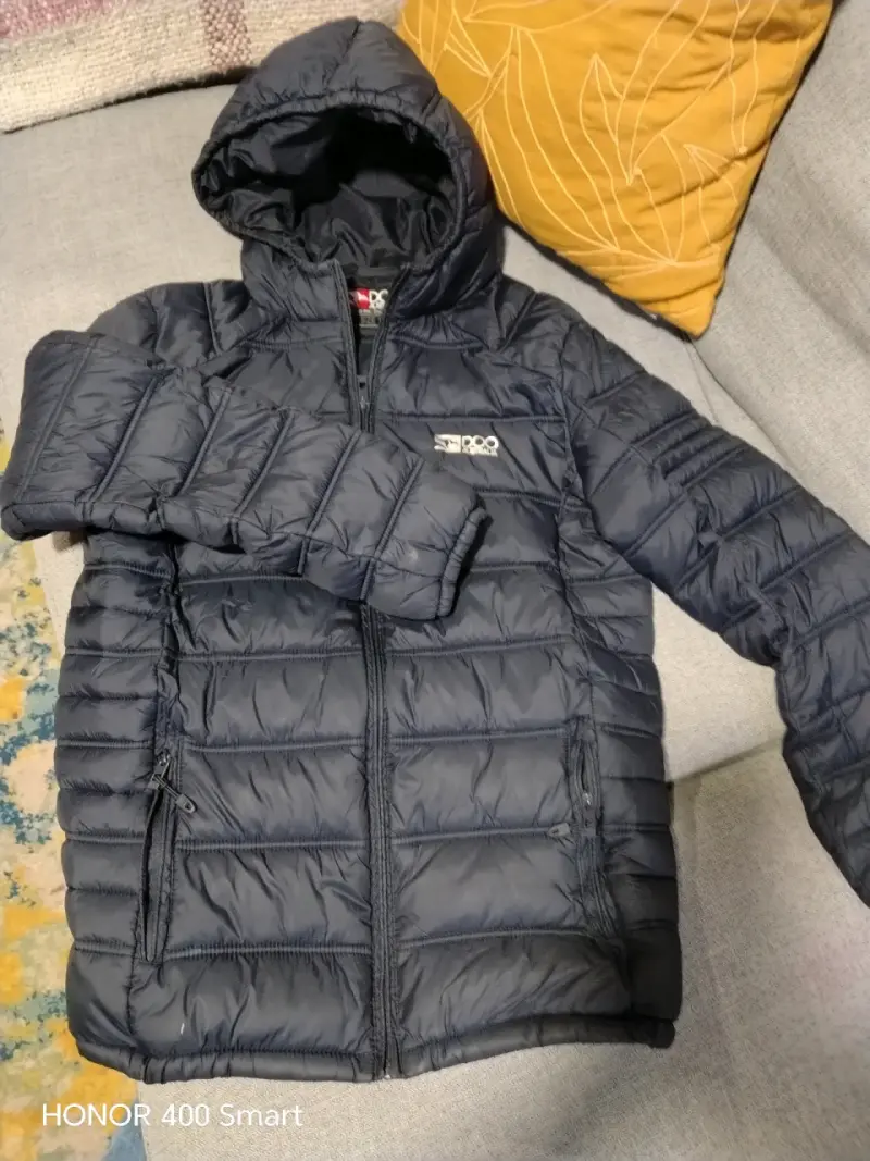 Chaqueta acolchada negra Doo Australia con capucha