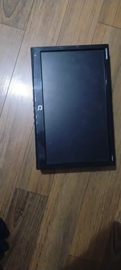 Monitor Compaq de 15 pulgadas con entradas VGA - miniatura 1