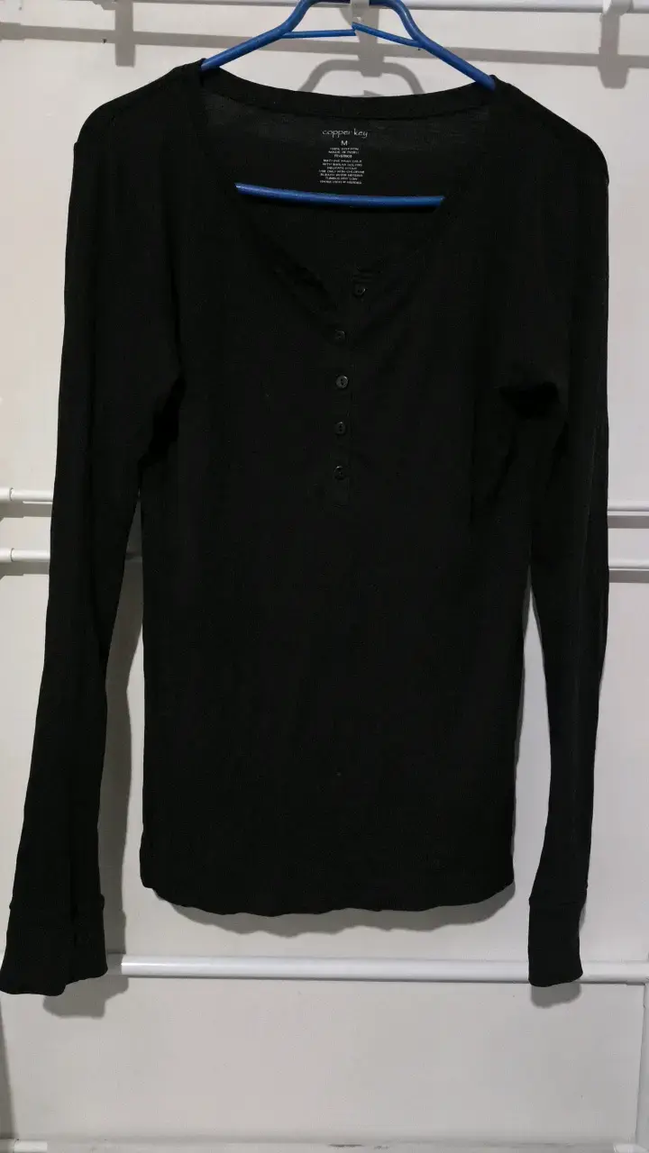Polera negra manga larga Copper Key - 1