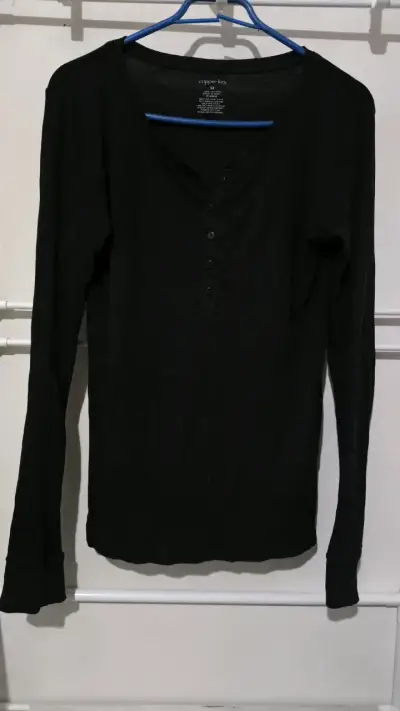 Polera negra manga larga Copper Key - miniatura 1