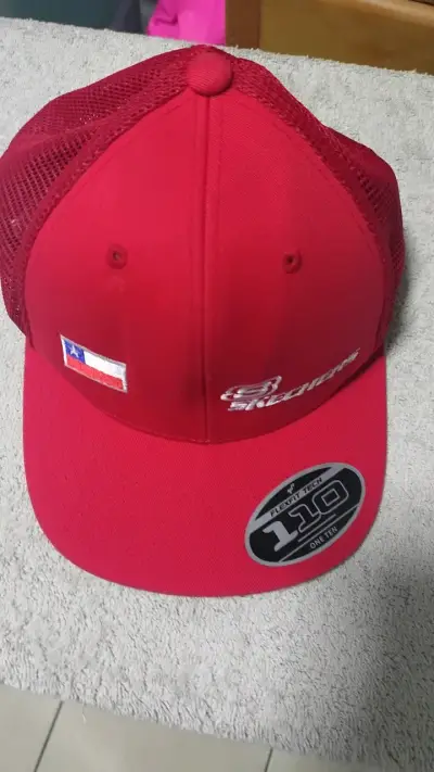 Gorra roja Flexfit con bandera chilena - miniatura 1