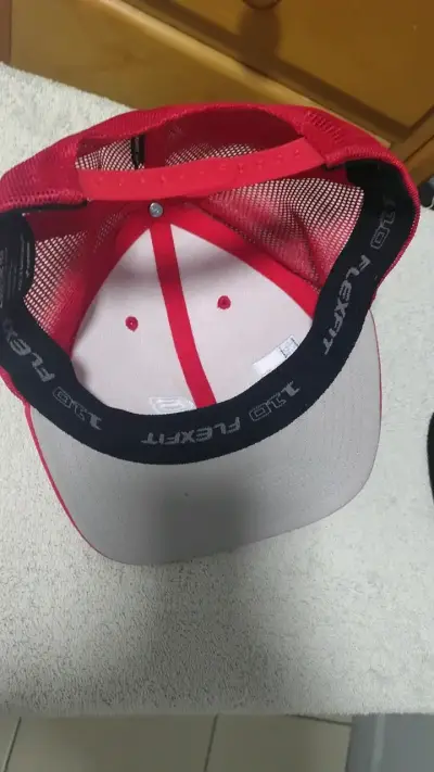 Gorra roja Flexfit con bandera chilena - miniatura 2