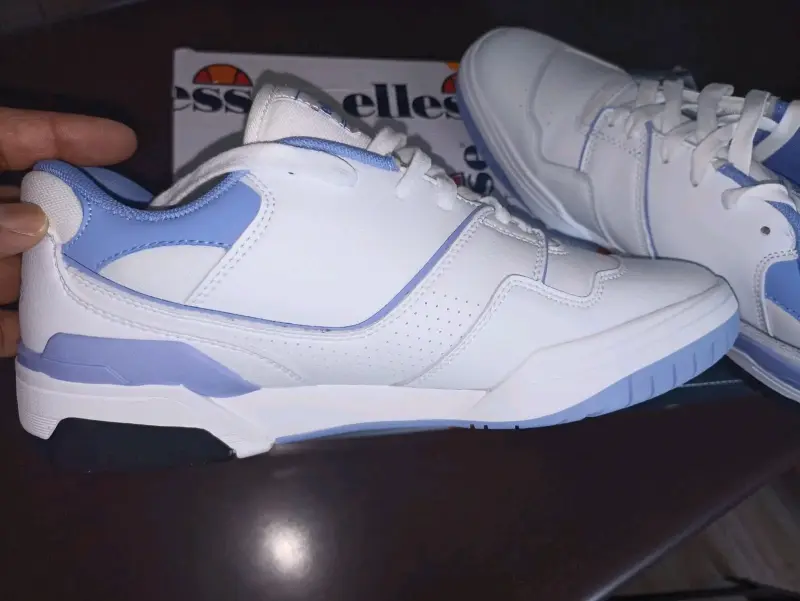 Zapatillas deportivas blancas y celestes Ellesse - 2