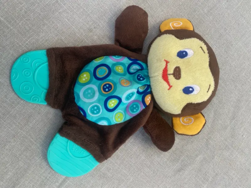 Peluche de mono con texturas y colores vivos
