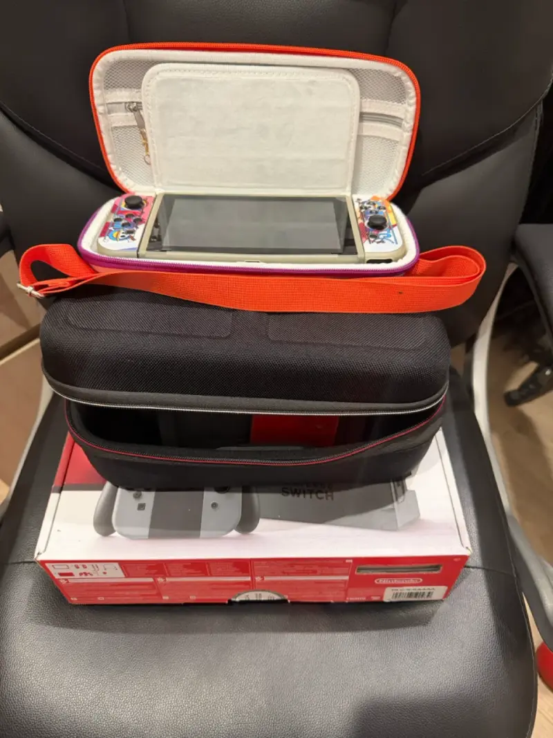 Consola Nintendo Switch con estuche y caja original