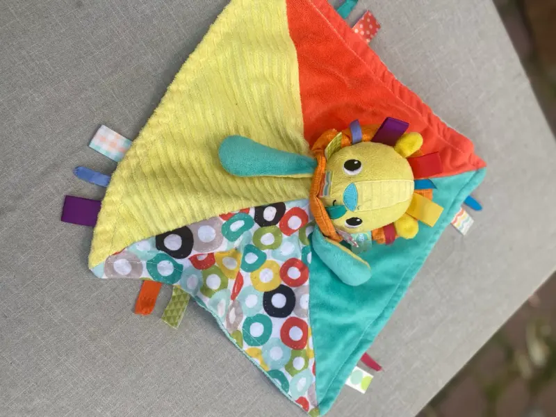Manta de apego para bebé con diseño de león