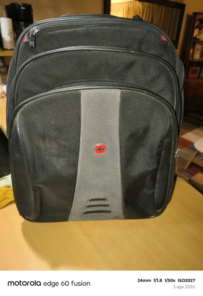Mochila negra con múltiples compartimentos - 1
