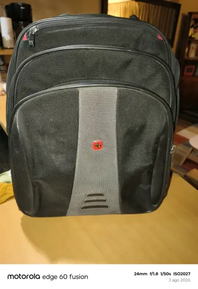 Mochila negra con múltiples compartimentos - miniatura 1
