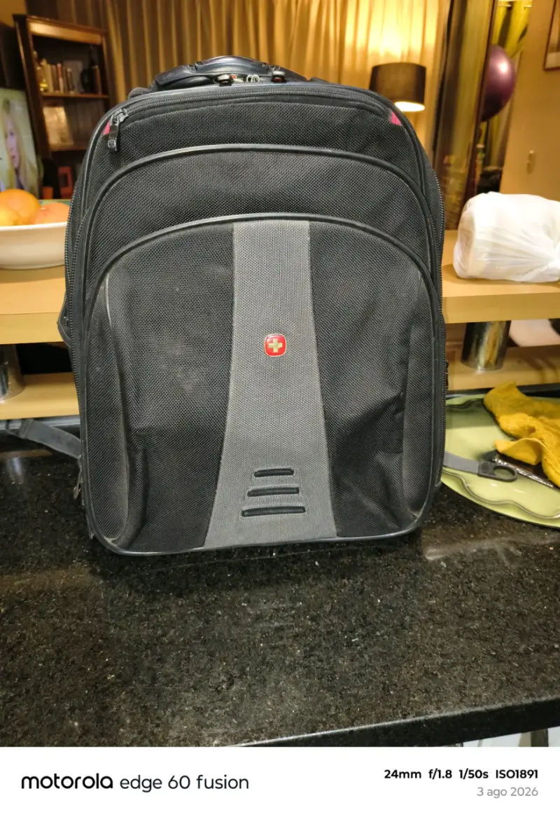 Mochila negra con múltiples compartimentos - 2