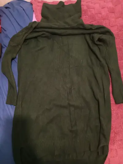 Vestido de lana verde con cuello alto - miniatura 1