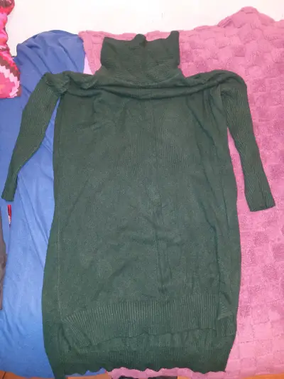 Vestido de lana verde con cuello alto - miniatura 2