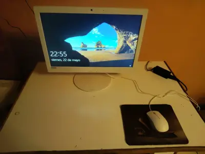 Computador todo en uno con pantalla blanca - miniatura 1