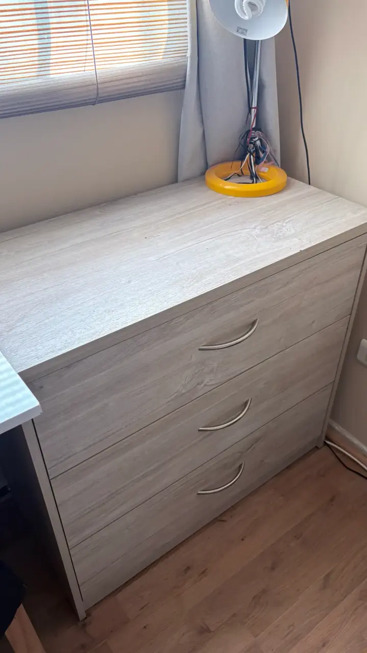 Cómoda de Madera con Tres Cajones - 1