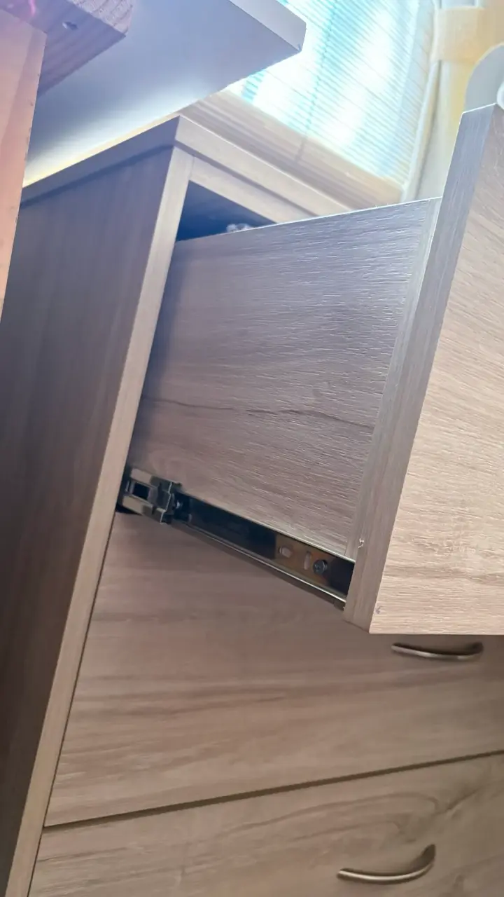 Cómoda de Madera con Tres Cajones - 2