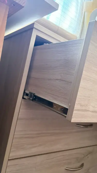 Cómoda de Madera con Tres Cajones - miniatura 2