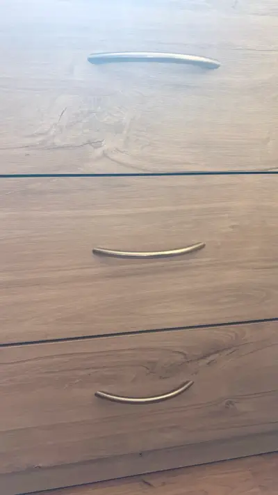 Cómoda de Madera con Tres Cajones - miniatura 3