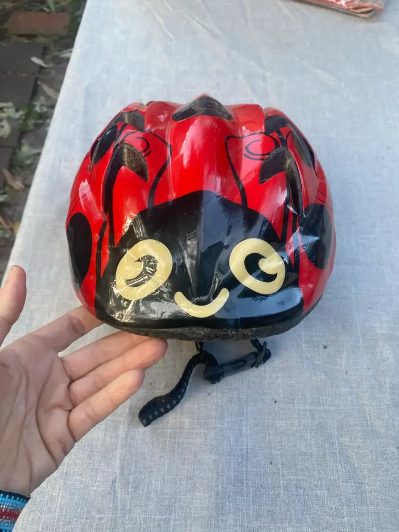 Casco infantil diseño mariquita rojo y negro - 1