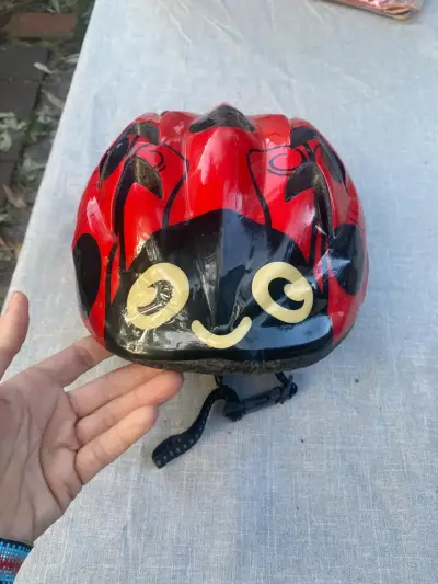Casco infantil diseño mariquita rojo y negro - miniatura 1