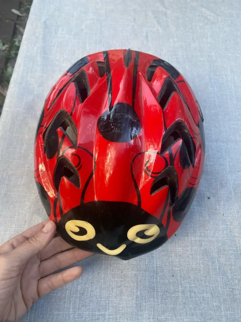 Casco infantil diseño mariquita rojo y negro - 2