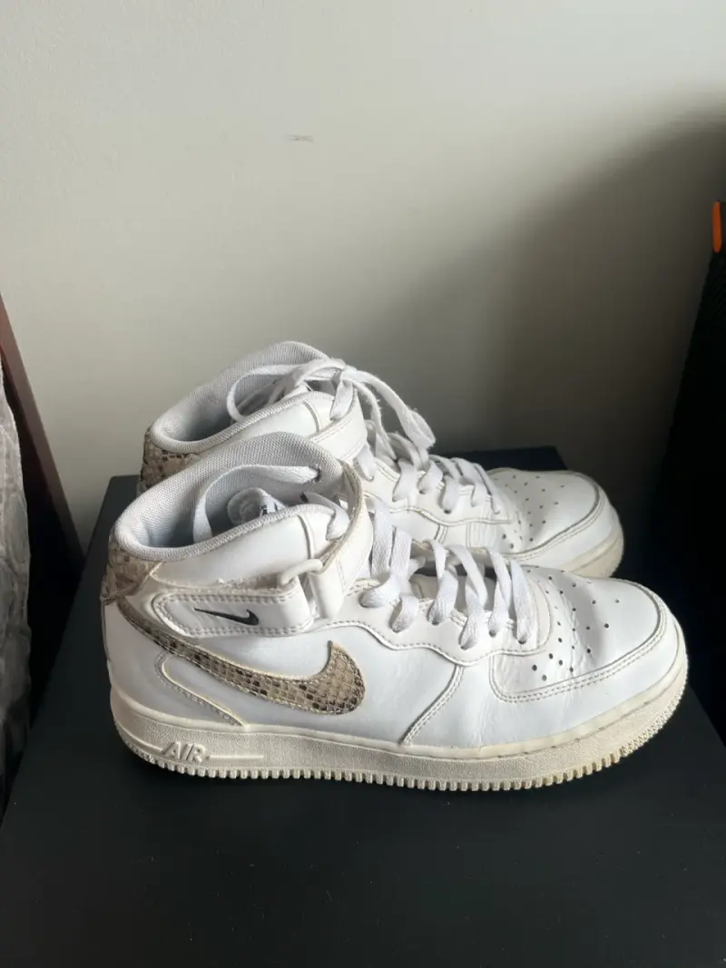 Zapatillas Nike Air Force 1 Blancas con Detalles - 3