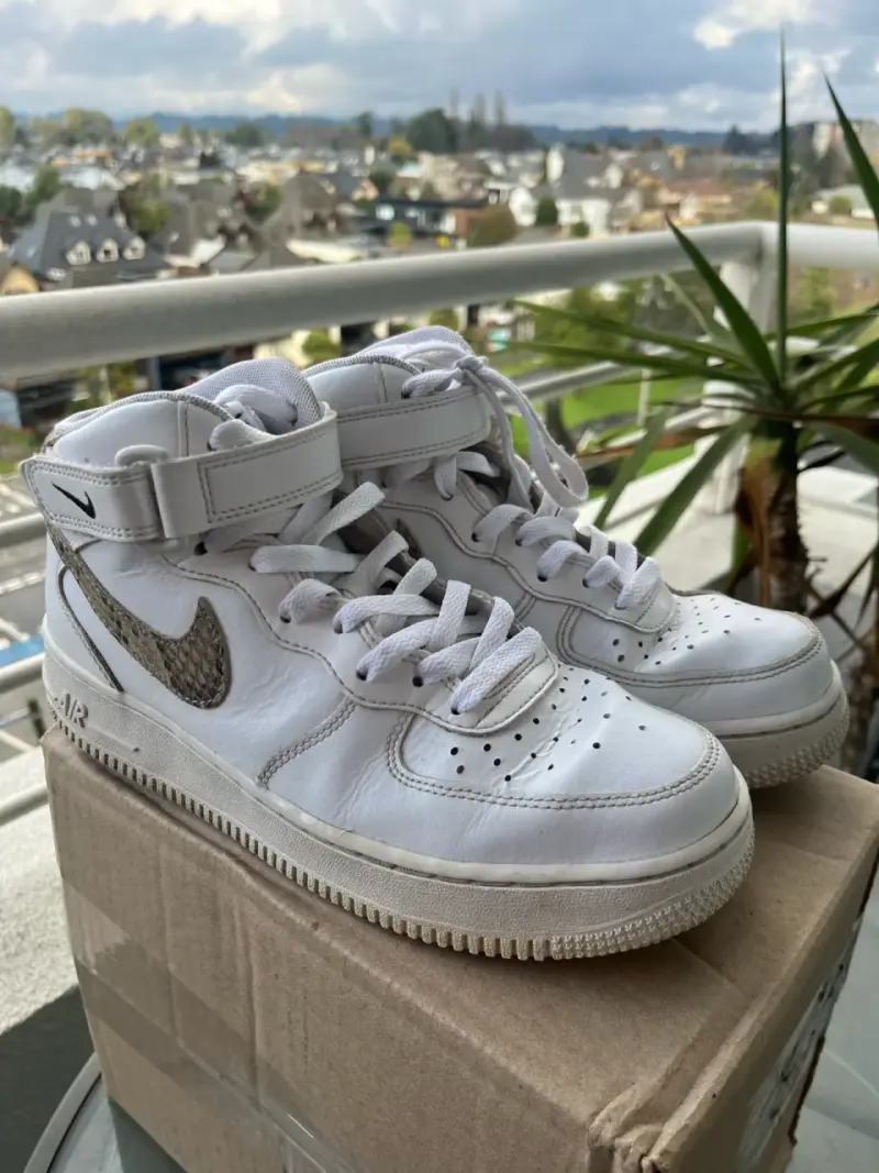 Zapatillas Nike Air Force 1 Blancas con Detalles - 4