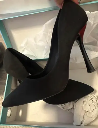Tacones Stilettos Negros de Gamuza Elegantes - miniatura 1