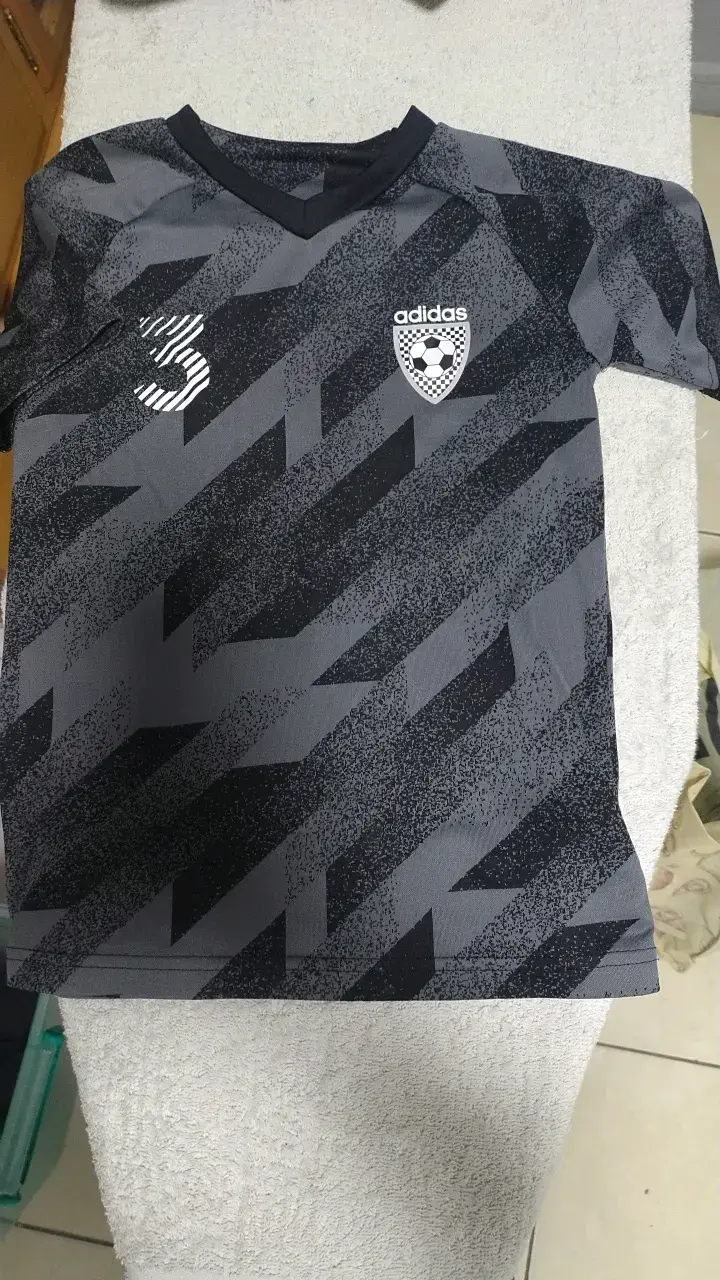 Camiseta deportiva Adidas gris con diseño moderno - 1